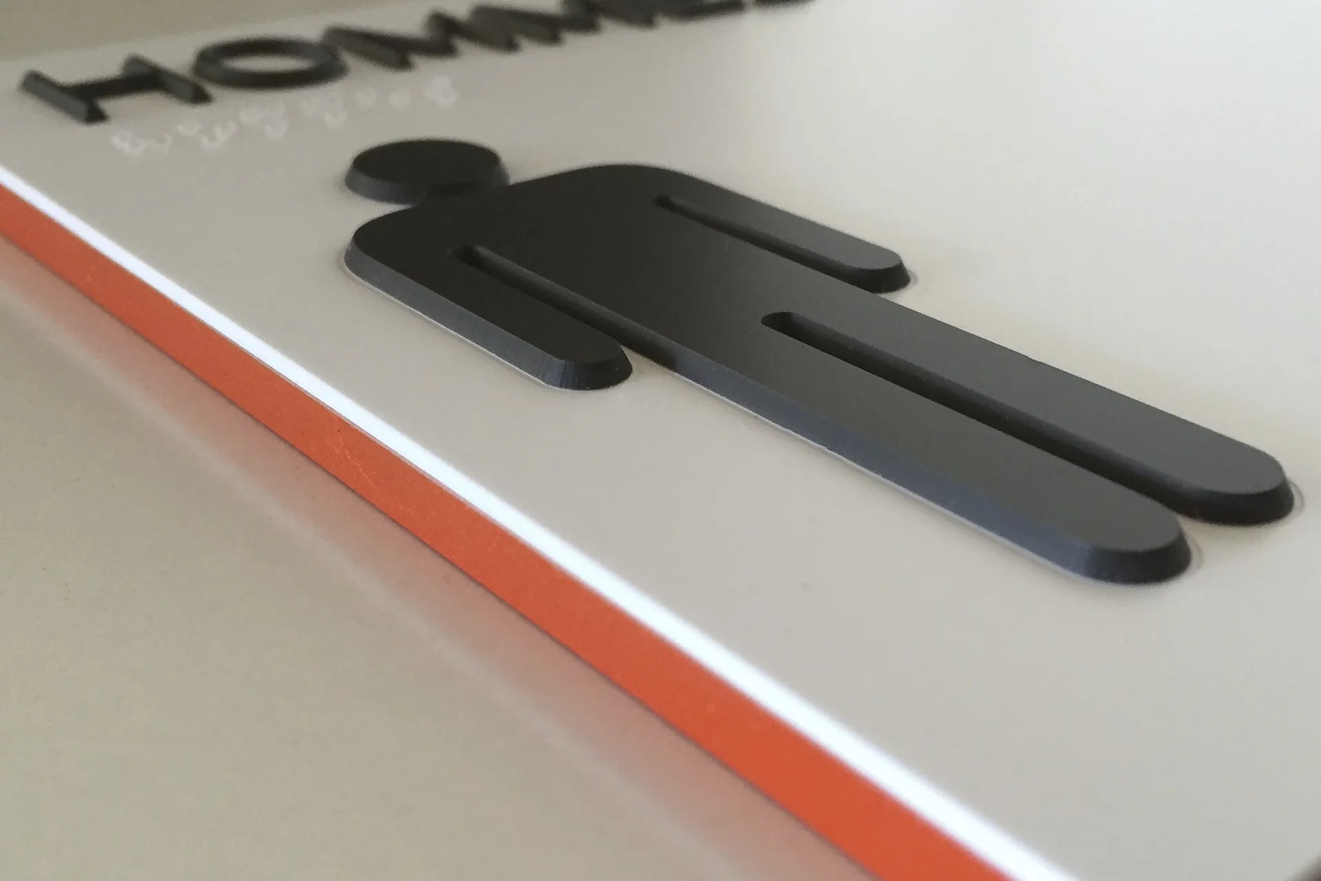 Plăcuțe tactile pentru nevăzători cu text Braille și simboluri