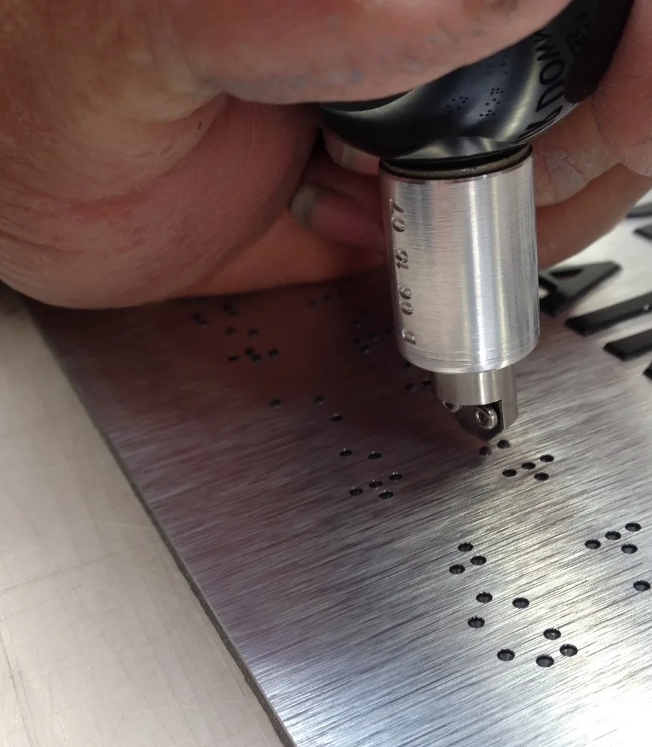 Plăcuțe tactile pentru nevăzători cu text Braille și simboluri